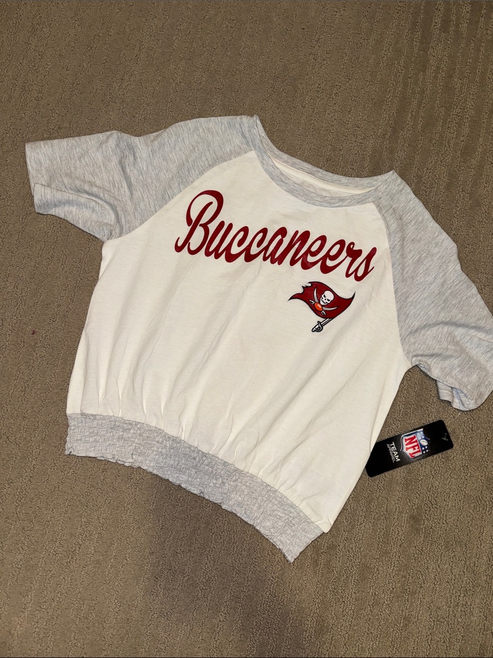 🆕 NFL Tampa Bay Buccaneers White & Gray Short Sleeve Raglan Tee. L-14. NWT 🏴☠️🏈